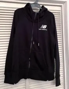新品未使用　New Balance ブラック ジップアップパーカーのサムネイル