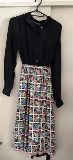 黒の長袖シャツと花柄スカートのワンピース