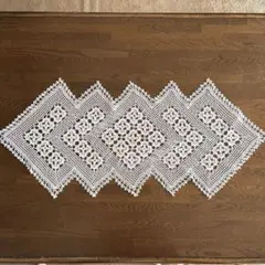 ホワイト レース テーブルセンター　横約78cm縦約33cm