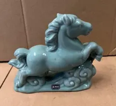 青緑色の陶器製馬の置物