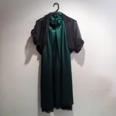 エレガントなダークグリーンのパーティードレス