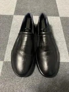 ECCO黒レザー スリッポン靴穴あきデザインのサムネイル