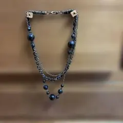 黒のビーズと金属チェーンネックレス