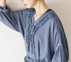 新品《natural by clip》シアーデニムフリルVネックブラウスのサムネイル
