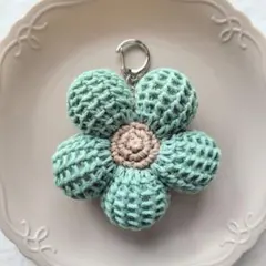 ハンドメイド 編み物 かぎ針編み お花のバッグチャーム／キーホルダー