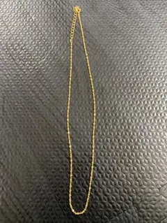 金色のツイストデザインネックレス