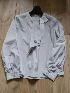 新品　コムサイズム　ボウタイ風 ブラウス　ライトグレー　9号　定価5900円