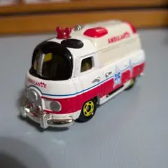 トミカ 　ミッキーマウス【DM-12 ディズニーモータース 救急車】のサムネイル