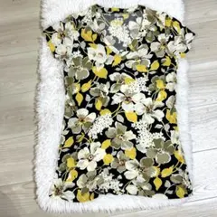 UNIQLOフラワープリント Vネック 半袖シャツMサイズ✨薄い生地で涼しそう✨