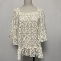 総レースでフリルたっぷりお袖がフワーッとしているオフホワイトなブラウスカットソー