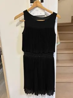 大人可愛い ブラックプリーツワンピース 結婚式対応