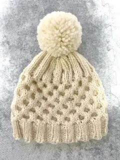 ⭐︎手編み⭐︎　ボンボン付きハニカムアラン模様のニット帽
