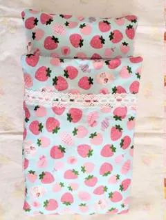 いちご柄人形用寝具セット綿入り　約28×19cmと約29×20cm