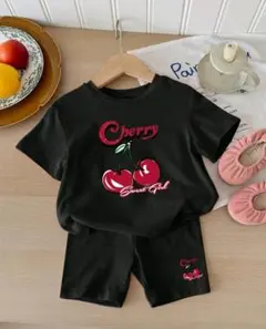 チェリー柄ブラックTシャツ＆ショートパンツセットのサムネイル