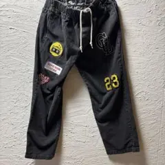 カジュアル 黒パンツ 刺繍 パッチ付き