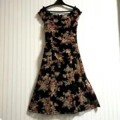 レストローズ　薔薇柄レース素材フリルワンピース　黒　インナースリップ付き