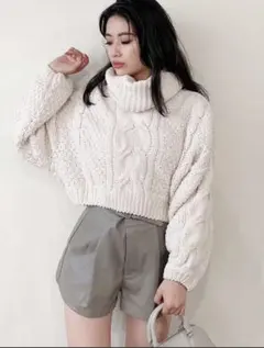 ジェイダ　アイボリー クロップドニットセーター