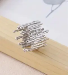 指輪　モダンデザインのオープンリング　調節可能