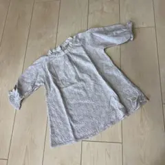 テータテート　グレーブラウス