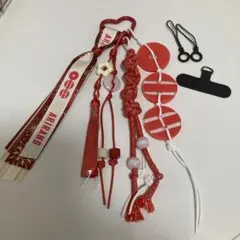BTS ARIRANG キーホルダー ストラップ レッド　じゃらじゃらのサムネイル