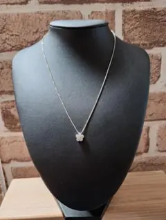 未使用！シルバー仕上げ　クリスタル　フラワー　ネックレス