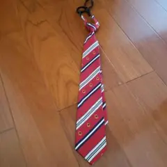 赤 ストライプ ネクタイ エンブレム付き