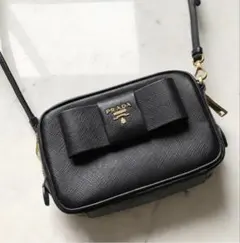 【超美品】PRADA サフィアーノレザー ショルダーバッグ ブラック リボン