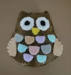 ハンドメイド　フクロウのブローチです　福が来ますように