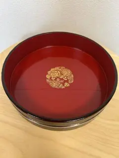 【新品未使用】輪島塗 円形寿司桶-牡丹の花の沈金仕上げ- [内面朱色/外面黒色]のサムネイル