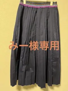 黒のプリーツスカート