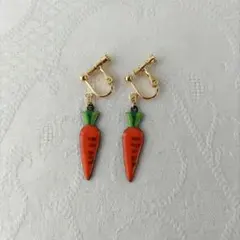 ☆昭和レトロ 人参 イヤリング エナメル風 個性的 面白 アクセ