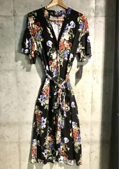 セール　新品　未使用　花柄　Vネック ロングワンピース　人気のブラック　送料込