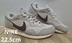 NIKE スニーカー ベージュ系　22.5cmのサムネイル