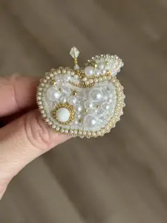 りんご　ビーズ刺繍ブローチ