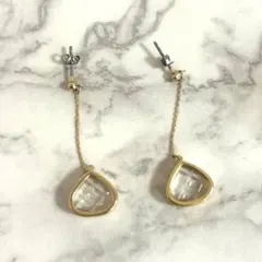 ゴールドフレームのドロップ型ピアス