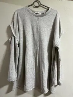 グレー スリーブカットアウト Tシャツ