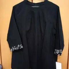 黒の刺繍入り五分袖チュニック
