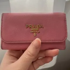 PRADA サフィアーノレザー キーケース ピンク メタルロゴ 正規品