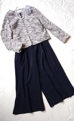 美品　セレモニースーツ　パンツスーツ　卒業式　ママスーツ　華やか　紺　９号