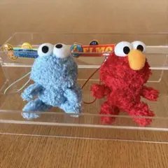 エルモ・クッキーモンスター　マスコットチャーム ２個