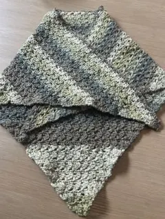 ハンドメイド 緑茶系グラデーション編みストール 三角ショール