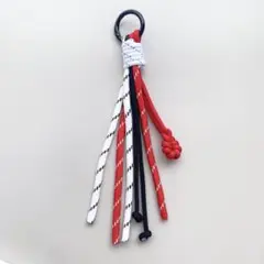 パラコード　バックチャーム　じゃらじゃらキーホルダー　黒✖︎赤✖︎白　ハンドメイド