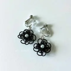 2粒のパールと揺れる水引の花の立体耳飾り 黒【ネジバネ式イヤリング】
