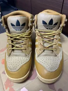 adidas ハイカットスニーカー