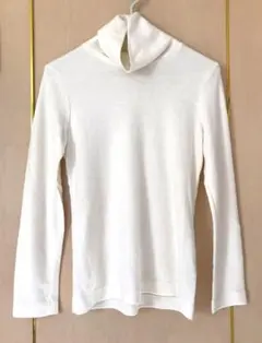 ユニクロ　ホワイト　M　ソフトタッチタートルネックＴ　長袖　無地　レーヨン