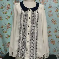 刺繍入り丸襟長袖ブラウスのサムネイル