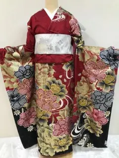 振袖未仕立て品　赤×金彩加工　古典柄