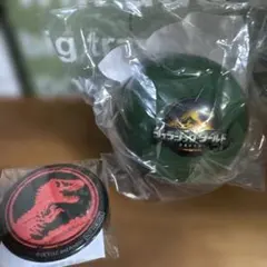 非売品ジュラシック・ワールド 復活の大地缶バッジ 、ゴムボール