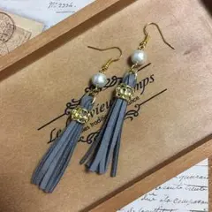 294.スエード革紐調♡タッセルピアス♡シックなライトグレー♡大人可愛い♡