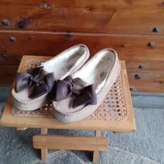⭐︎新品未使用⭐︎UGG ブラック モカシン リボン付き アグ UGG Ansley Puff Bow リボン モカシン （Charcoal